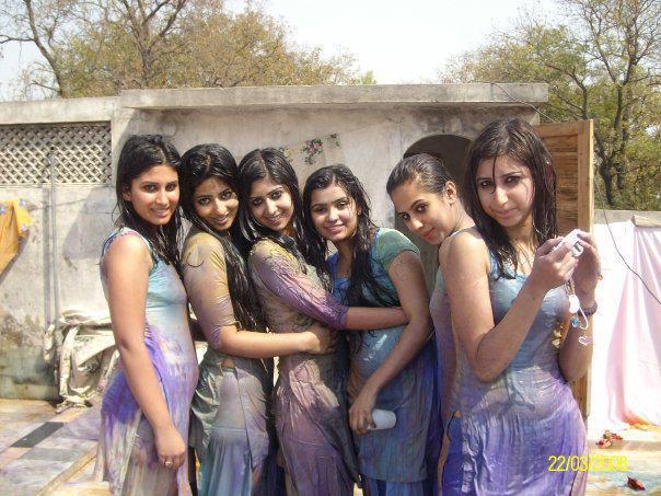 Sexy six indian university girls shoot her very sexy figuer..